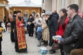 Священник  Александр Донисенко окропляет святой водой  принесенные продукты.
