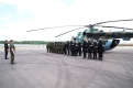 Руководитель аппарата оперативного штаба поздравляет бойцов с успешным выполнением задания.