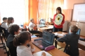 На уроке биологии в серышевской школе № 2 дети и учитель используют ноутбуки и интерактивную доску.