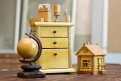 Работы Александра в миниатюре — комод, глобус, деревянный футляр для игральных карт, рюмка, домик.