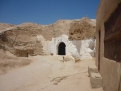 Троглодитам построили  наземное жилье, но многие так и  не покинули пещеры.