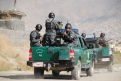 Афганские полицейские в зеленых пикапах — зрелище достаточно угрожающее.