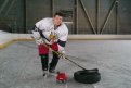 «Не получалось — делал через боль»: тренер с протезом ноги учит хоккеистов в Тынде