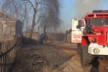 Три машины и 15 пожарных тушили загоревшийся дом в Благовещенске
