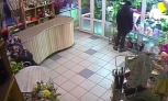 Полицейские проводят проверку в отношении подростков, воровавших игрушки в цветочном магазине