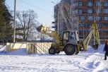 Снежный городок начали строить на площади в Свободном