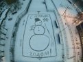 В Благовещенске школьники нарисовали огромного снеговика на стадионе