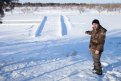 Житель Великокнязевки 19 лет зимой строит для детей огромную ледяную горку. Фото: Владимир Воропаев