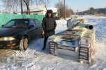 Снежный танк размером с иномарку слепили в Молчанове