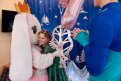 Подарок от губернатора: девочку из Белогорска поздравил с днем рождения огромный заяц