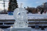 Ледяные фигуры Умки, Голубого щенка и Щуки украсили площадь ОКЦ в Благовещенске