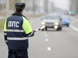 В Завитинске водитель испугался проверки автомобиля и 20 метров протащил инспектора ДПС по дороге