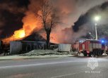 Открытым пламенем: в Благовещенске пожар уничтожил деревянный дом