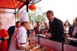 Амурский губернатор на гастрофестивале общался с поварами из Поднебесной на китайском языке