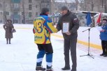 Военные устроили ледовый «бой» в Серышеве: Василий Орлов побывал на открытии хоккейной площадки