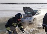 Машина провалилась под лед на реке Зее в Свободном