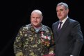 Валерий Вощевоз передал губернатору благодарности от бойцов. Фото: Алексей Сухушин