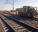 Большегруз столкнулся с грузовым поездом на железнодорожном переезде в Архаринском округе