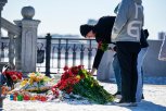 В Приамурье в день траура сотни людей приходят на стихийные памятники в память о погибших в теракте