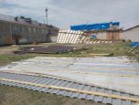 Сильный ветер сорвал крышу спортзала школы в Константиновском районе