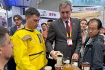 «Любят мёд и кондитерку»: Василий Орлов прогулялся по экспозиции Приамурья на ЭКСПО в Харбине