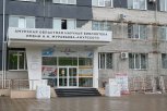Цветовая революция: в Благовещенске начали очищать фасад главной библиотеки от чёрного цвета