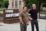 Глава Приамурья осмотрел модельную библиотеку и зону отдыха с фонтаном в подшефном округе ДНР
