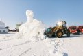 На следующий день после Масленицы, 03 марта, работники ГСТК начали разбирать снежный городок.