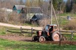 В Шимановске тракторист случайно задавил супругу на садовом участке