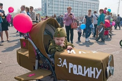 Майор в коляске:ветераны, дети войны, читатели высказались за и против моды на детскую военную форму