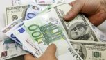 Рубль пикирует вниз: амурские отпускники закупают подорожавшие доллары