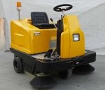 Трехколесный мини-пылесос вышел на улицы Белогорска (видео)