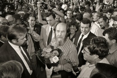 Россия в дырах и доллары на журнал: о чем Александр Солженицын писал амурским литераторам