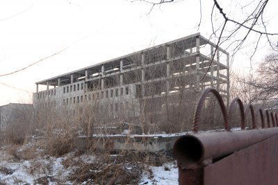 25 лет ожидания: в центре Благовещенска лаборатория стала опасным недостроем