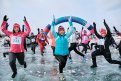 «Скользить к мечте»: 60 амурских спортсменов пробежали по глади замерзшего озера