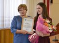 Победительница конкурса «Учитель года» получила в подарок от главы Белогорска телевизор
