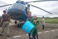 Спасатели на вертолетах доставляют в подтопленную Ивановку продукты и питьевую воду