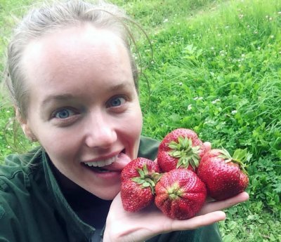 Актриса Виолетта Давыдовская: «Самое прекрасное — проснуться на даче и поесть ягодки прямо с куста»
