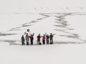 «Здесь нужен взвод!»: курсанты ДВОКУ и журналисты пришли на помощь автору ледовой открытки