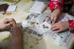 Пенсионерка из Зеи пожаловалась на выплату части пенсии крышками и вафлями