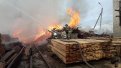 В Шимановске загорелась пилорама: пожар охватил больше полутора километров (видео)
