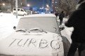 Из-за снега в выходные некоторым водителям приходилось оставлять свои авто на стоянках и ходить пешк
