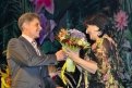 Губернатор Олег Кожемяко вручил букет артистке из Грузии Ие Нинидзе.