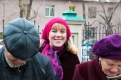 Женщины в этот день покрывают головы красными платками — это главный цвет праздника.