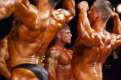 Спортсмены показывают судьям и зрителям широчайшие мышцы спины сзади.