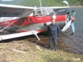 Фото с места аварии. Второй пилот Андрей Мусияченко рядом с успешно приземленным «кукурузником».