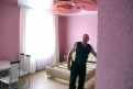 Алексей Наконечников демонстрирует гордость гостиницы — номер для молодоженов  в бело-розовых тонах.
