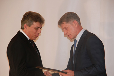 Олег Кожемяко вручил главе Белогорска удостоверение и подарил Конституцию РФ.