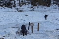 Жители Берегового идут домой по ледовой дороге жизни