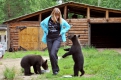 Марина Москаленко пообщалась с медвежатами, чью мать убили браконьеры.